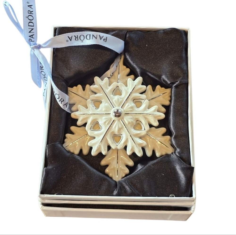 Pandora Limited Edition 2015 Snowflake Ceramic Ornament - Picture 3 of 7